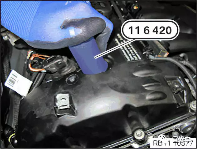 宝马 拆卸和安装 更换偏心轴传感器密封件 (N52T)