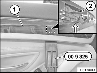 宝马F18 拆卸和安装或更 换左或右前车门 饰板上的装饰条