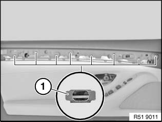 宝马F18 拆卸和安装或更 换左或右前车门 饰板上的装饰条-图片7