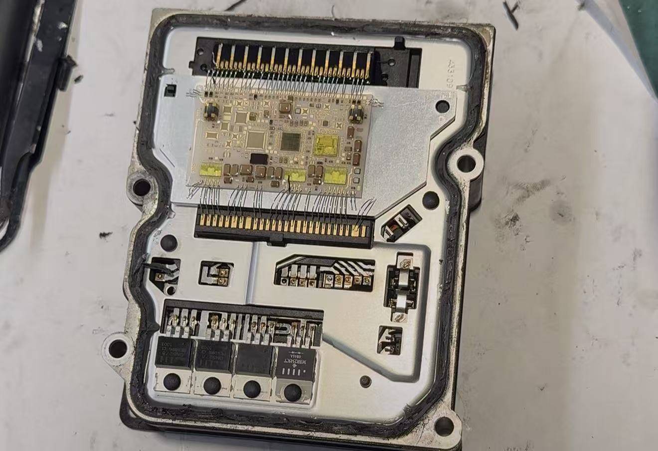 奥迪 ABS 控制单元 压力传感器不可信信号维修