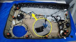 2024+ 特斯拉 Model 3 左前车门饰板线束更换:5个插头与9个固定夹-图片2