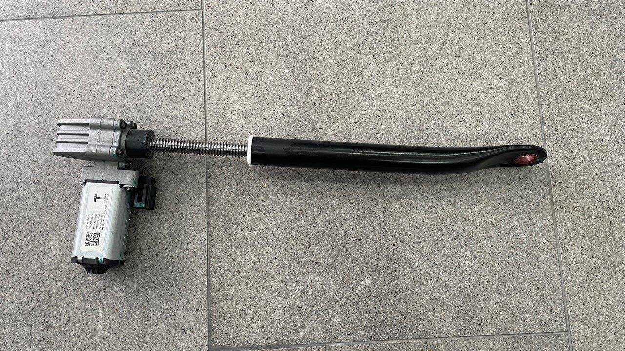 2024+ 特斯拉 Model 3 驾驶位高度电机更换:前23、后18 N·m与座椅后倾访问-图片2
