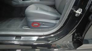 2024+ 特斯拉 Model 3 左前座椅内侧护板拆装:先下后上释放、先上后下复装-图片1