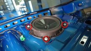 2024+ 特斯拉 Model 3 左后200 mm低音扬声器更换:搁物板访问与4 N·m-图片2