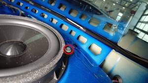 2024+ 特斯拉 Model 3 左后200 mm低音扬声器更换:搁物板访问与4 N·m-图片2