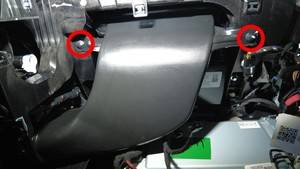2024+ 特斯拉 Model 3 右侧仪表板气流风管更换:2 个卡子与手套箱 USB 保留