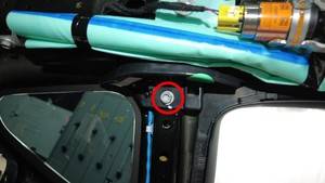 2024+ 特斯拉 Model 3 左侧 C 柱支架更换:定位销、10 mm 套筒与 2.5 N·m