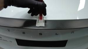 2024+ 特斯拉 Model 3 碳纤维后扰流板更换:15–43°C 粘贴与中心向外压合-图片2