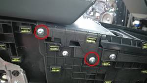 2024+ 特斯拉 Model 3 中控台上面板更换:手机托盘分型与 4 颗 1 N·m 螺钉-图片2