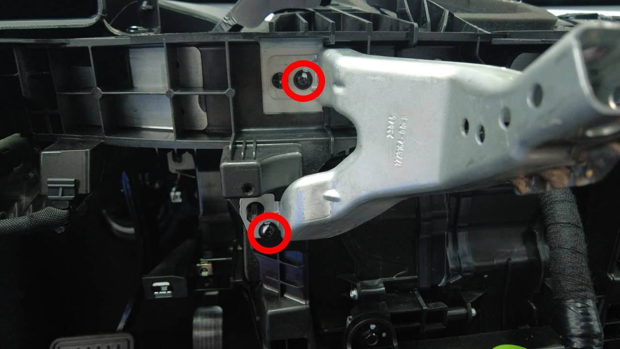 2024+ 特斯拉 Model 3 左侧中央显示屏支架更换:2 颗螺钉与 2.3 N·m