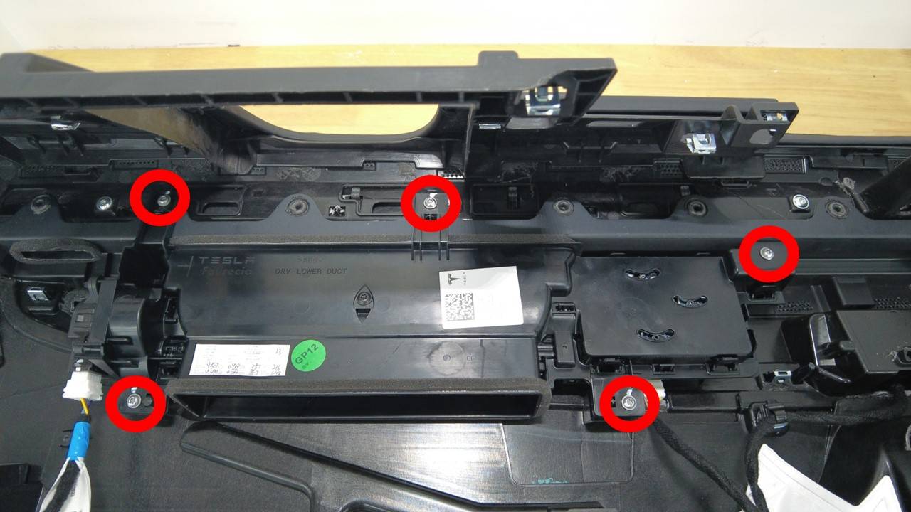 2024+ 特斯拉 Model 3 驾驶位出风口更换:5 颗 T20、0.9 N·m 与两项 HVAC 自检