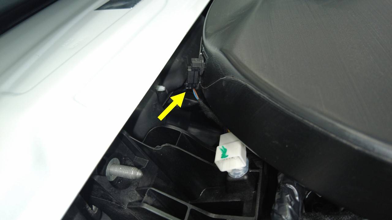 2024+ 特斯拉 Model 3 左上 HVAC 热敏电阻风管更换:插头解锁与风管密合