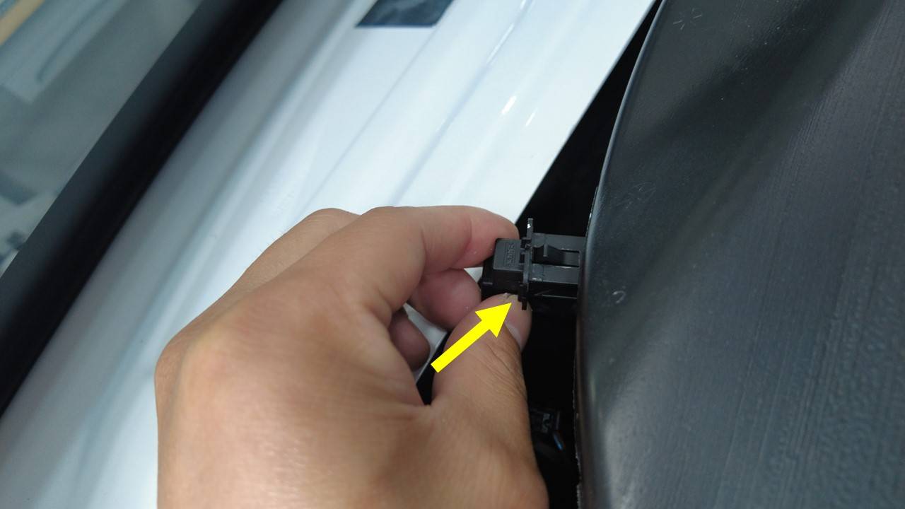 2024+ 特斯拉 Model 3 左上 HVAC 热敏电阻风管更换:插头解锁与风管密合
