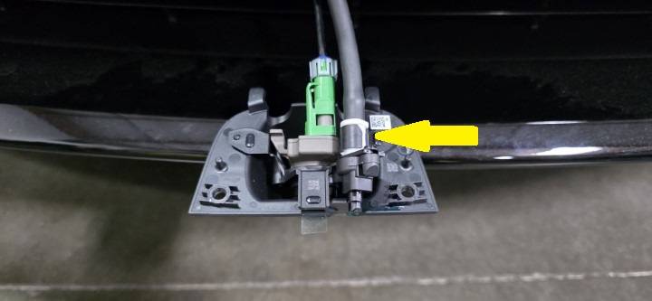 2024+ 特斯拉 Model 3 前保险杠摄像头清洗软管更换:黑色锁片与喷嘴推拉推检查-图片2