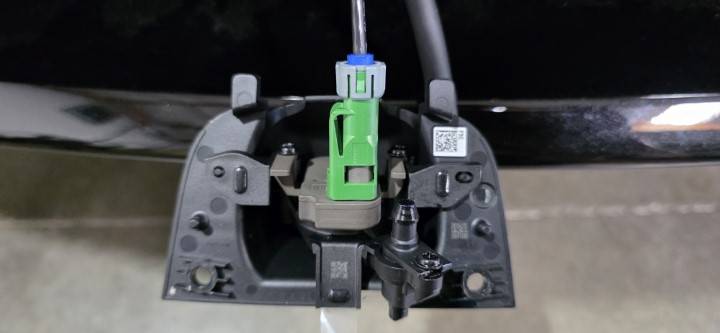 2024+ 特斯拉 Model 3 前保险杠摄像头清洗软管更换:黑色锁片与喷嘴推拉推检查-图片2