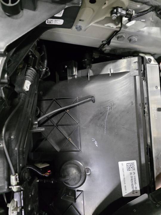 2024+ 特斯拉 Model 3 前保险杠摄像头清洗软管更换:黑色锁片与喷嘴推拉推检查-图片2