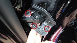 2024+ 特斯拉 Model 3 左前门限位器密封件更换:3 卡子与 10/24 N·m