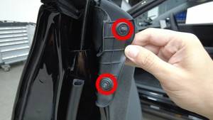 2024+ 特斯拉 Model 3 左前门次密封条更换:排水孔朝下与无拉伸贴合