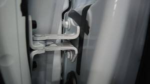 2024+ 特斯拉 Model 3 左前车门上铰链更换:车门 2、车身 3 螺栓均 27 N·m-图片1