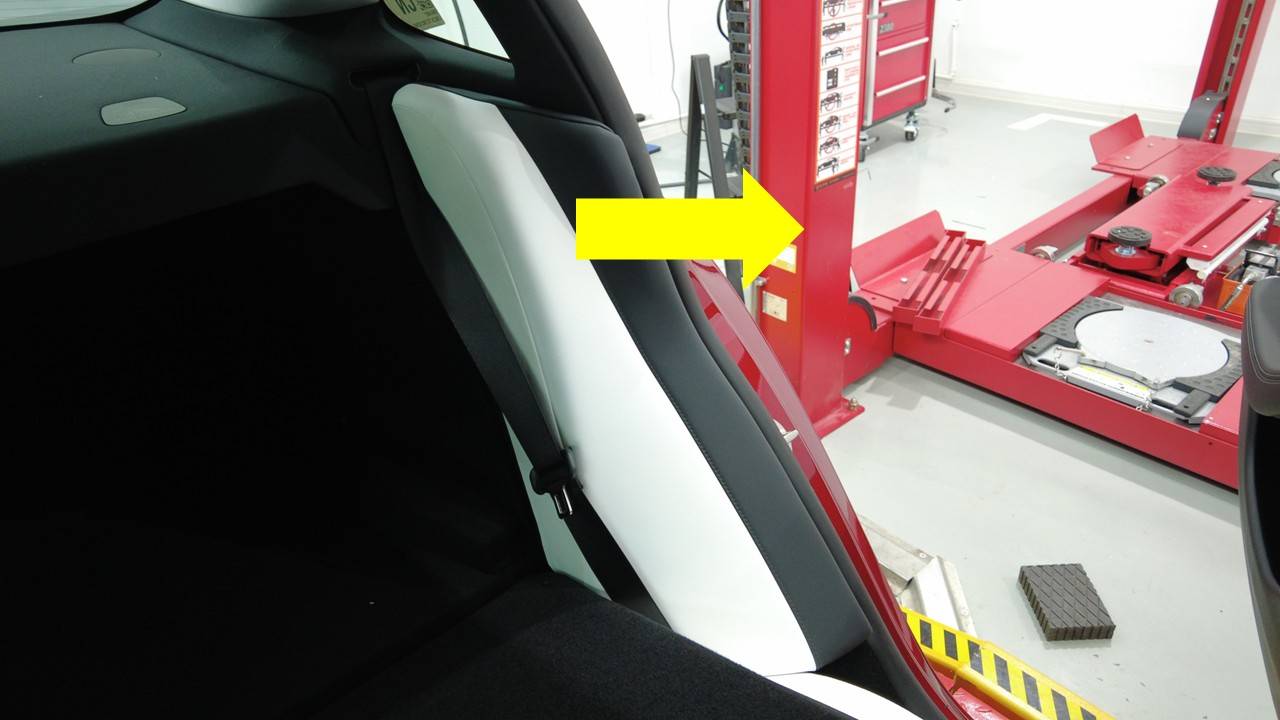 2024+ 特斯拉 Model 3 第二排左侧承梁更换:上部卡舌与一次性塑料支架