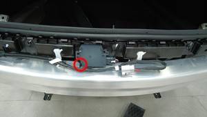 2024+ 特斯拉 Model 3 后保险杠中央支架更换:5 颗螺栓、2 个卡子与 4 N·m