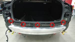 2024+ 特斯拉 Model 3 后保险杠中央支架更换:5 颗螺栓、2 个卡子与 4 N·m