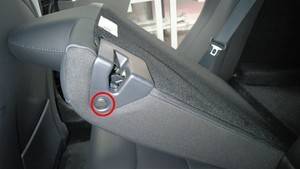2024+ 特斯拉 Model 3 第二排右靠背释放边框更换:推拉卡子与金属卡子