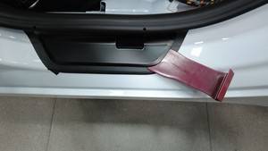 2024+ 特斯拉 Model 3 左后门槛踏板更换:胶带定位、IPA 与 5 英寸滚压机