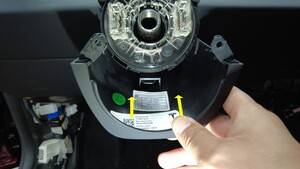 2024+ 特斯拉 Model 3 转向柱下护罩更换:2 颗 T20、定位槽与 1.5 N·m