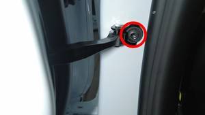2024+ 特斯拉 Model 3 左后车门限位器更换:10/24 N·m、玻璃拆装与车窗校准