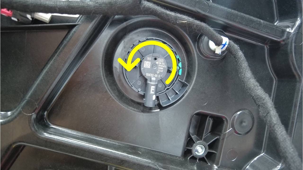 2024+ 特斯拉 Model 3 左后车门压力传感器更换:旋转卡座、6 N·m门板与密封验收-图片3