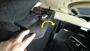 2024+ 特斯拉 Model 3 后备箱照明灯更换:背面插头、4个锁片与饰板复装-图片1