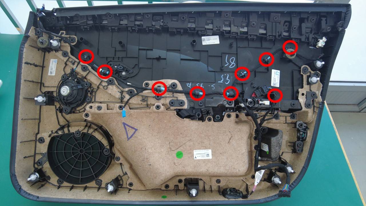 2024+ 特斯拉 Model 3 左前车门饰板更换:三颗6 N·m螺钉与手动释放缆索-图片3