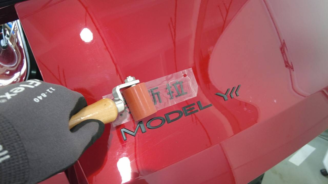 特斯拉 Model Y L 中文徽标更换:60厘米单丝线、专用夹具与保护膜复用-图片4
