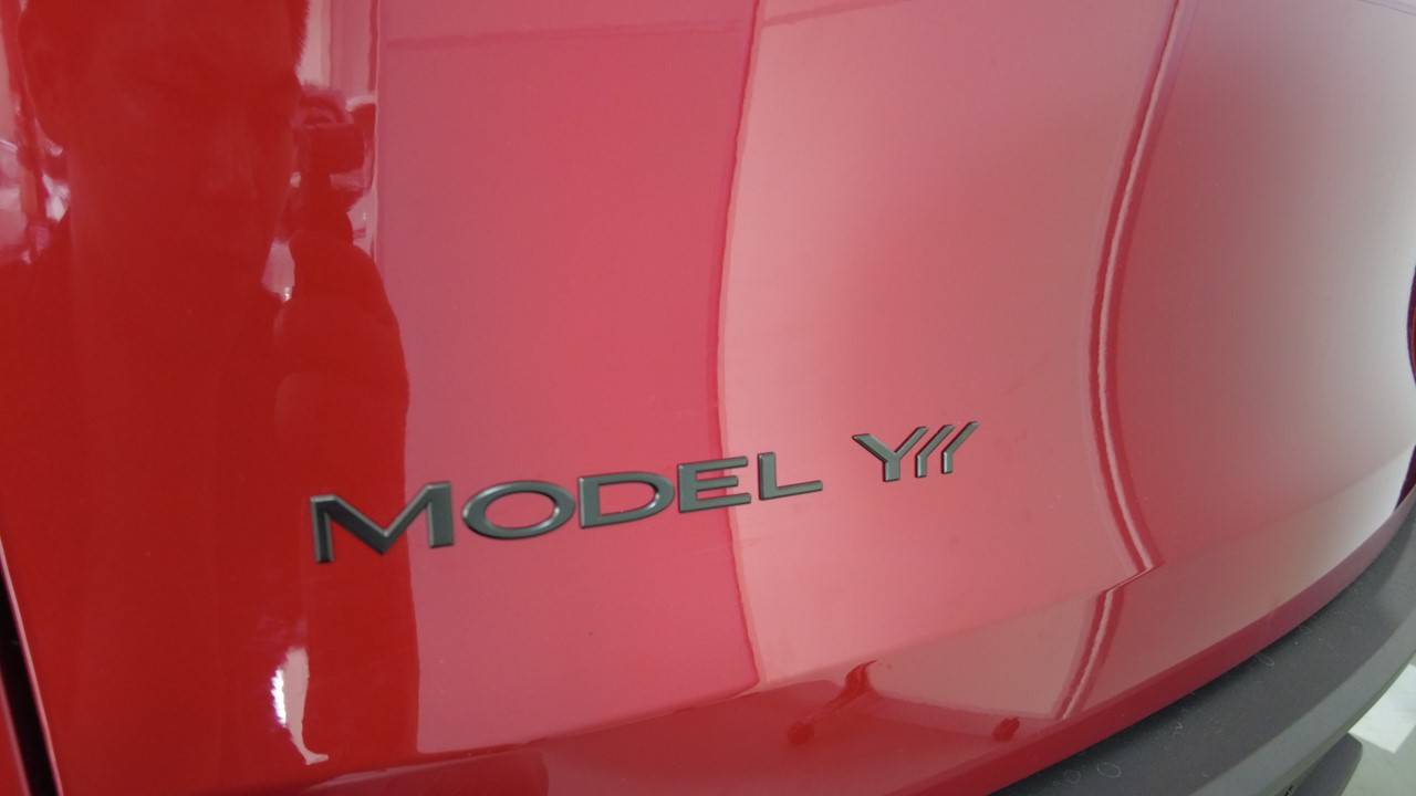 特斯拉 Model Y L 中文徽标更换:60厘米单丝线、专用夹具与保护膜复用-图片2