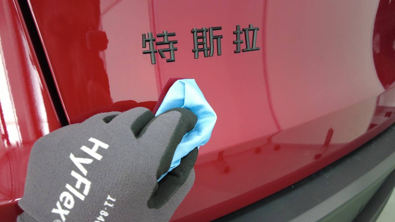 特斯拉 Model Y L 型号徽标更换:先上夹具、孔对定位销与隔膜滚压-图片2