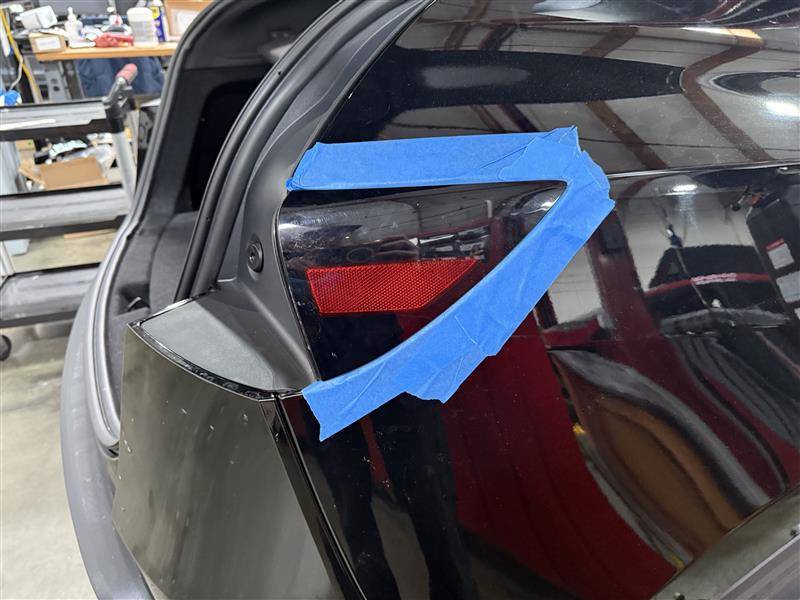 特斯拉 Model Y L 右后反射透镜更换:三卡子、漆面保护与0.7 Nm齐平调整-图片1