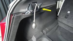 特斯拉 Model Y L 后备箱电源插座更换:低压断电、充气袋与双安装锁片-图片2