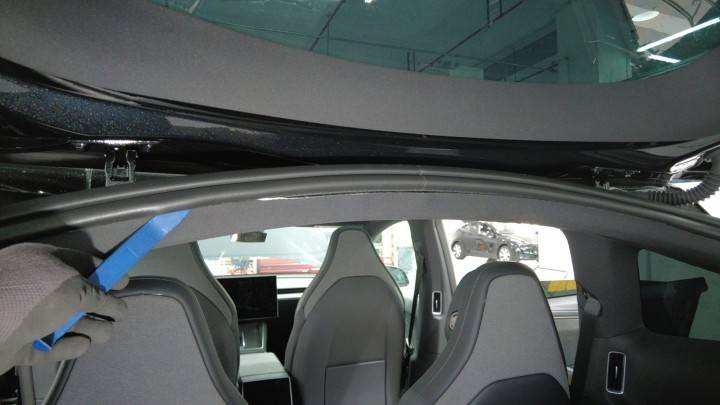 特斯拉 Model Y L 第三排左侧顶灯更换:0.65 Nm、顶篷系带夹与软件重装-图片4