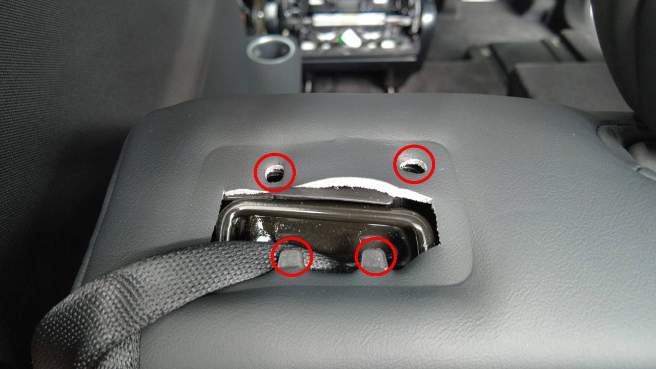 特斯拉 Model Y L 第三排左侧安全带导向罩盖更换:前端上撬与织带防扭-图片2