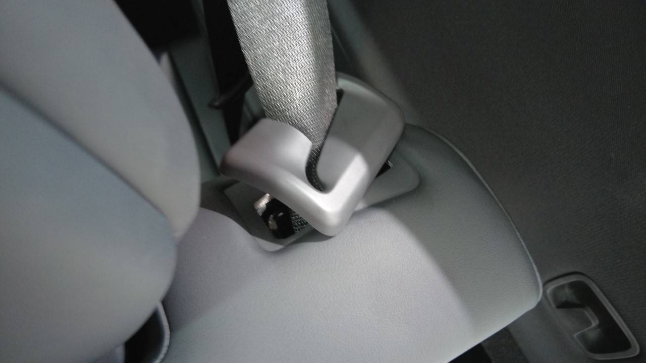 特斯拉 Model Y L 第三排安全带导向罩盖更换:每侧双卡子、双定位销与织带防扭-图片2