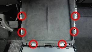 特斯拉 Model Y L 无线充电板拆装:四加三螺钉、两层卡接与1.2 Nm-图片2