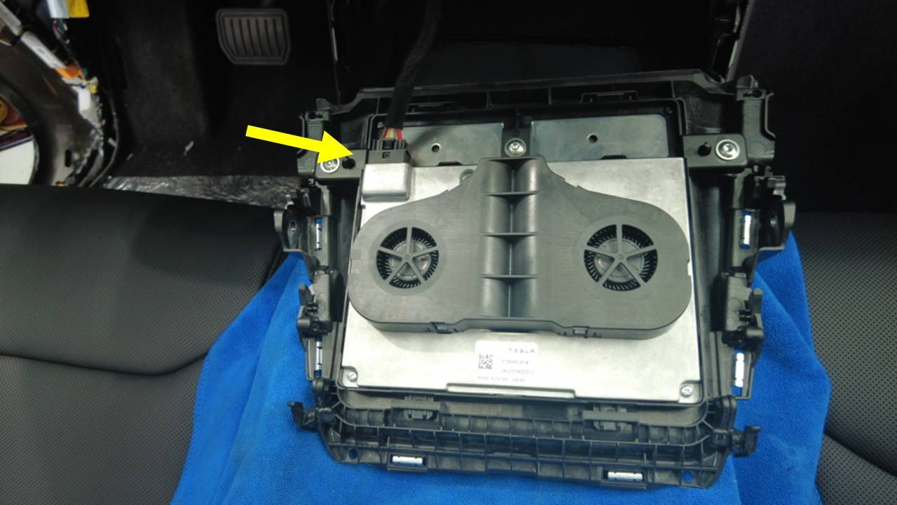 特斯拉 Model Y L 无线充电板拆装:四加三螺钉、两层卡接与1.2 Nm-图片3