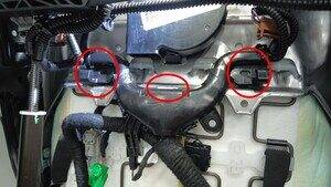 2024+ 特斯拉 Model 3 左前座垫悬架更换:线束释放、两人配合与33.5 N·m新紧固件-图片2