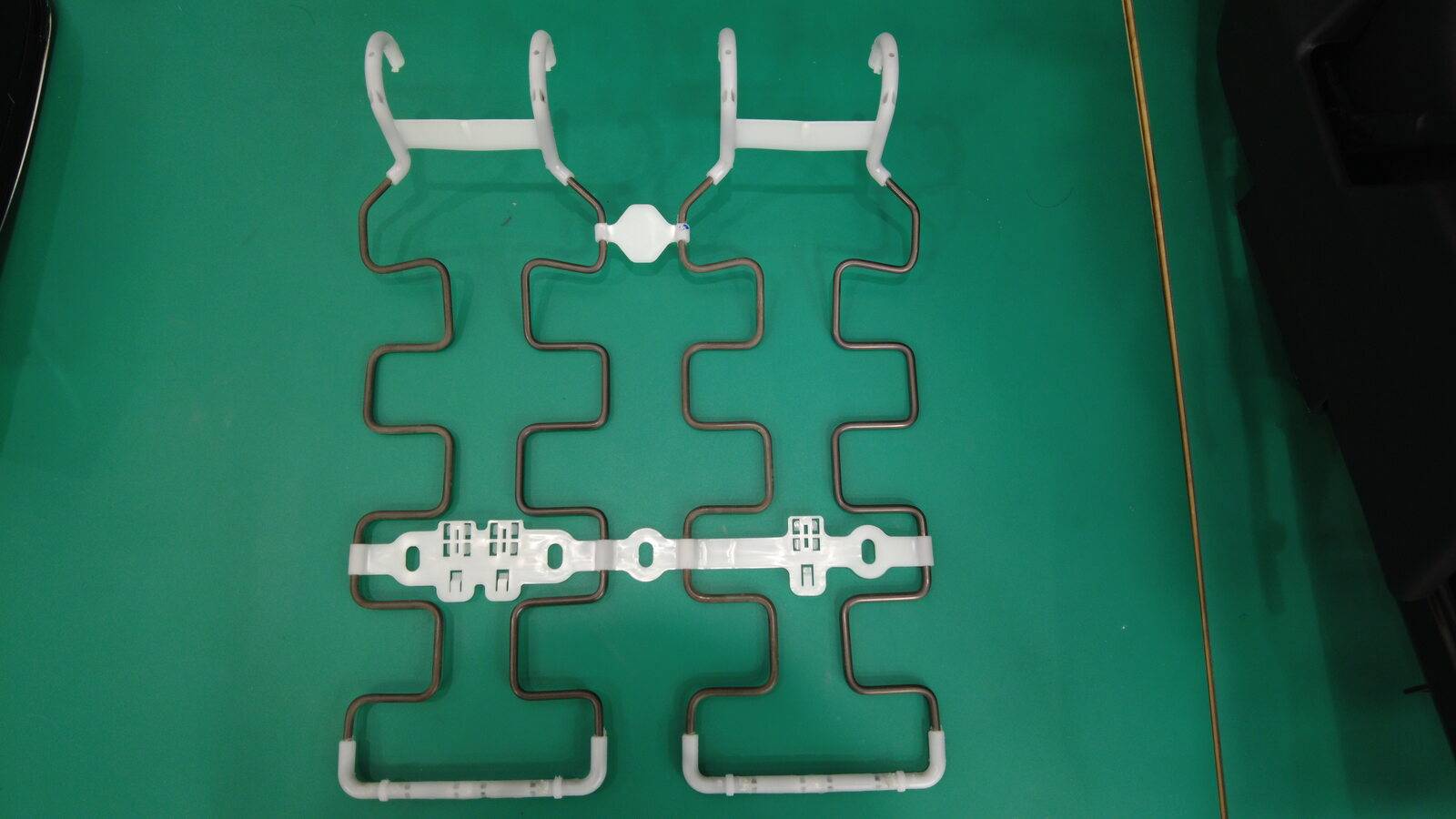 2024+ 特斯拉 Model 3 左前座垫悬架更换:线束释放、两人配合与33.5 N·m新紧固件-图片3