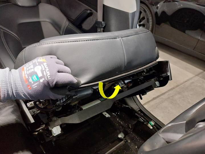 2024+ 特斯拉 Model 3 左前坐垫套更换:倾斜座椅、四条魔术贴与八个拱环-图片5