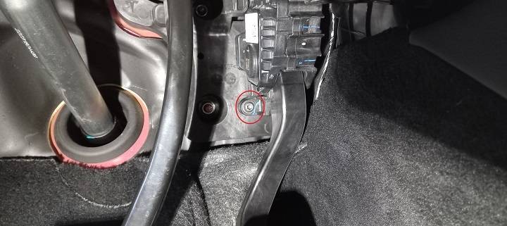 2021+ 特斯拉 Model S 加速踏板更换:独立拆装、红锁片方向与7 Nm-图片3