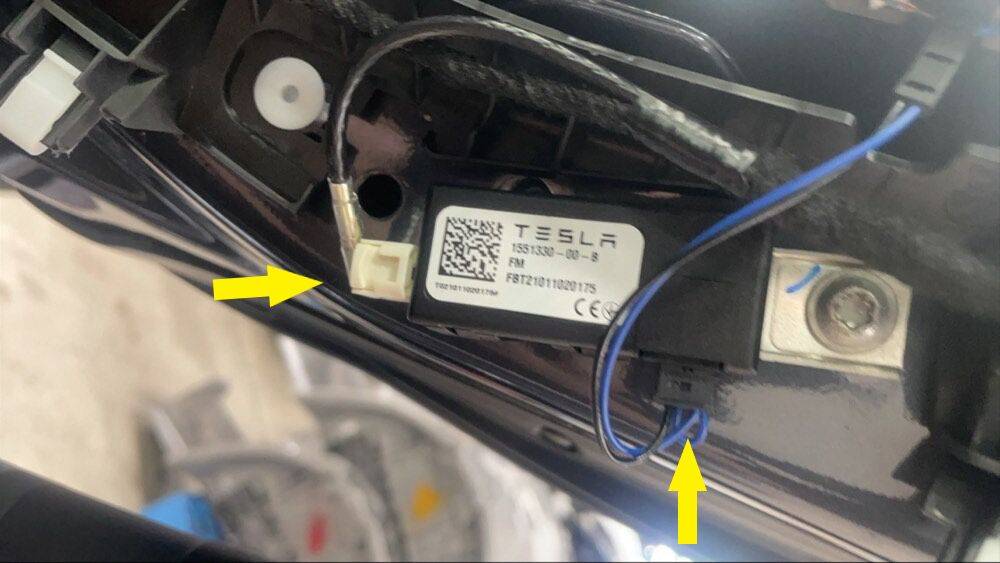 2021+ 特斯拉 Model S FM天线放大器更换:5 Nm、双接头与三层饰板恢复-图片2