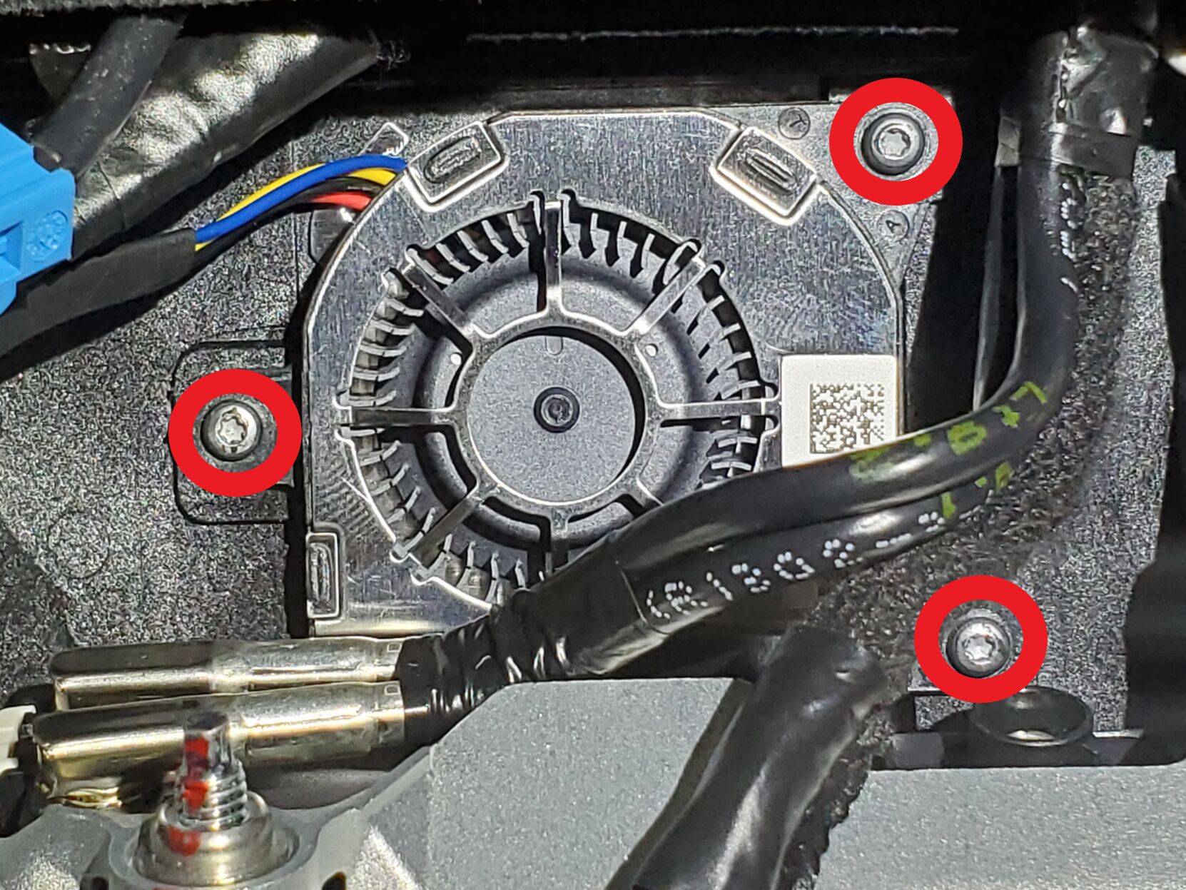 2021+ 特斯拉 Model S 前置摄像头风扇更换:三颗0.12 Nm、背胶与一分钟风干-图片4