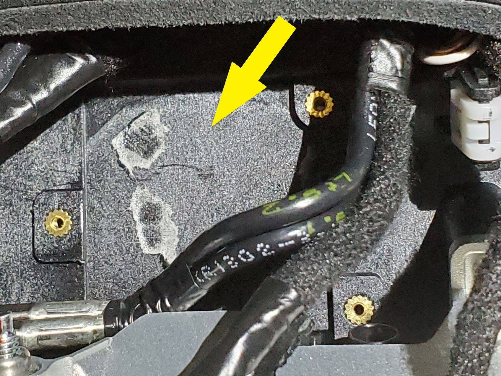 2021+ 特斯拉 Model S 前置摄像头风扇更换:三颗0.12 Nm、背胶与一分钟风干-图片5